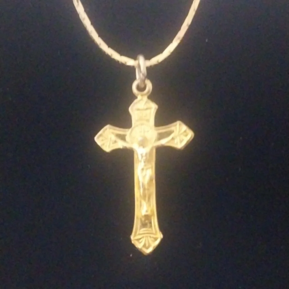 Gold cross pendent - Picture 2 of 6